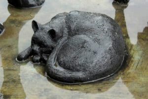 Kedilerde böbrek yetmezliği - Cat from the Lord Gyllene sculpture at Kentford, Suffolk